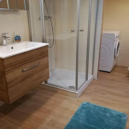 With 1 Bedroom Hunding